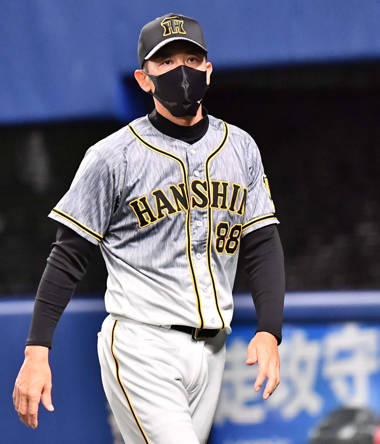 中日対阪神　選手交代を告げベンチに戻る矢野燿大監督（撮影・上田博志）