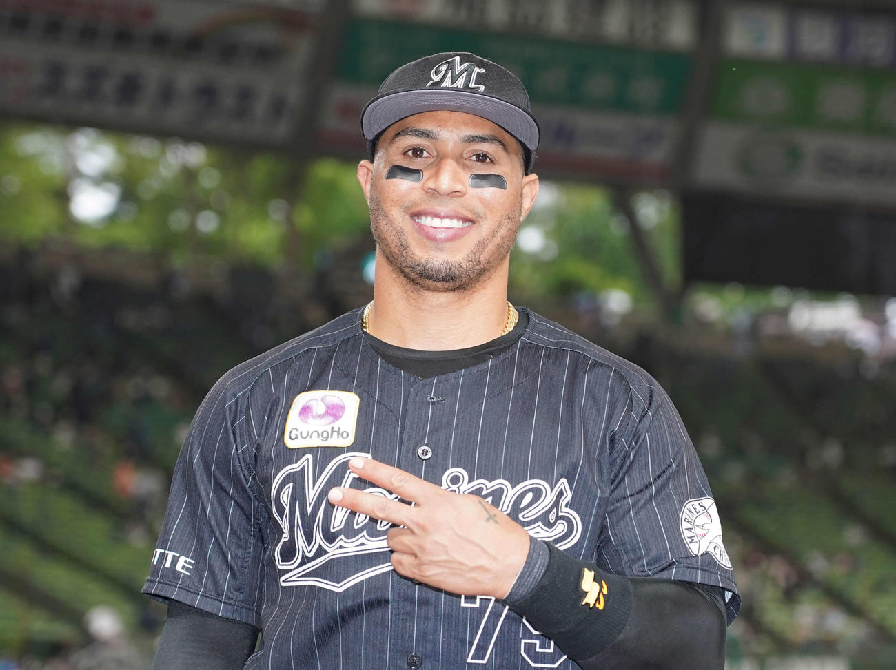 西武対ロッテ　西武に勝利し、ポーズを決めるロッテ・マーティン（撮影・鈴木みどり）
