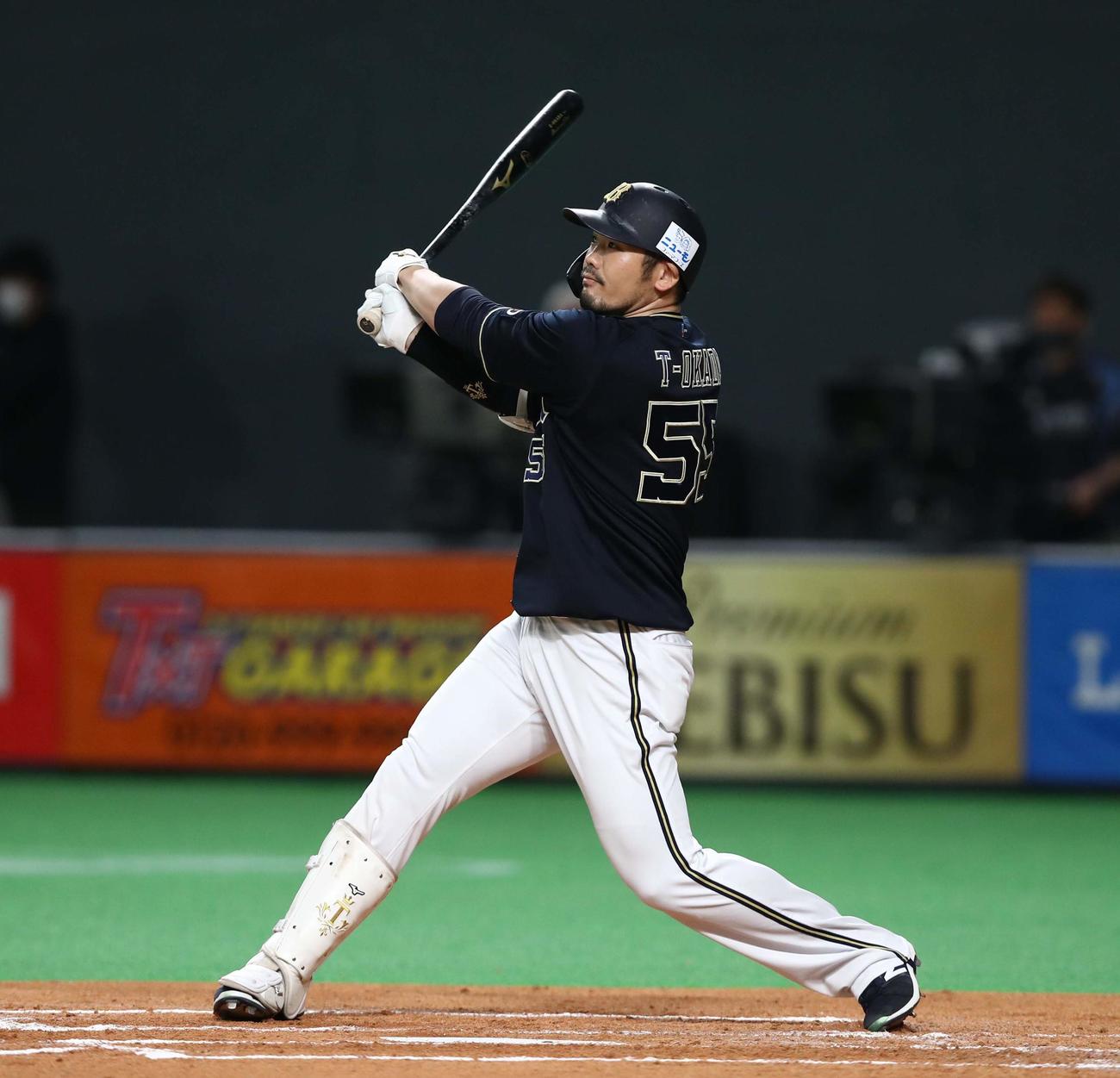 日本ハム戦で犠飛を放つオリックスT－岡田（４月25日撮影）