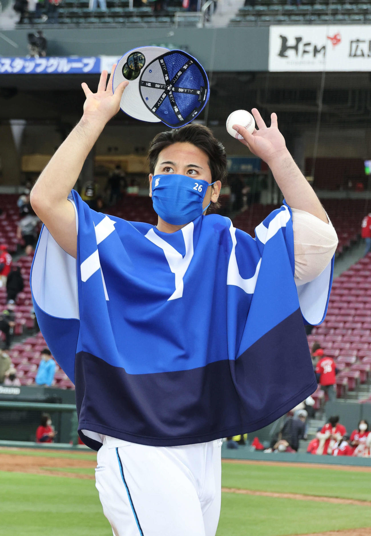広島対DeNA　ファンの声援に応える浜口（撮影・加藤孝規）