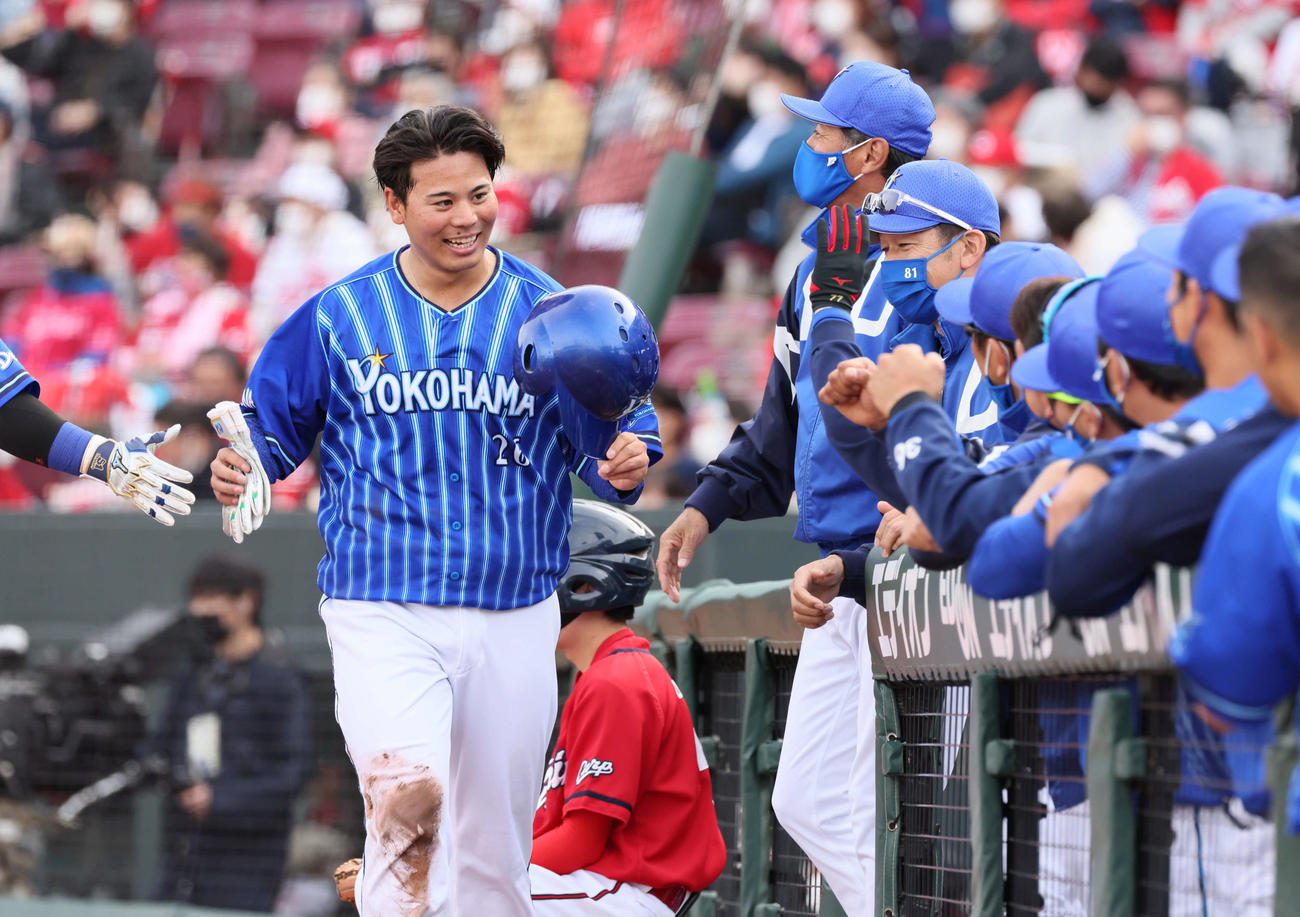 広島対DeNA 5回表DeNA2死一、二塁、佐野の中前適時打で生還した浜口は笑顔でベンチへ戻る（撮影・加藤孝規）