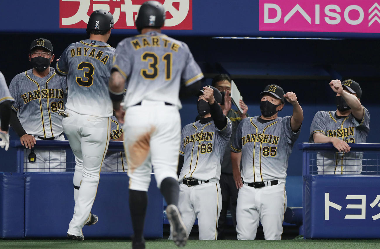 中日対阪神　3回表阪神1死一、二塁、左越え3点本塁打を放った大山（左から2人目）を迎える矢野監督（中央）ら（撮影・前田充）