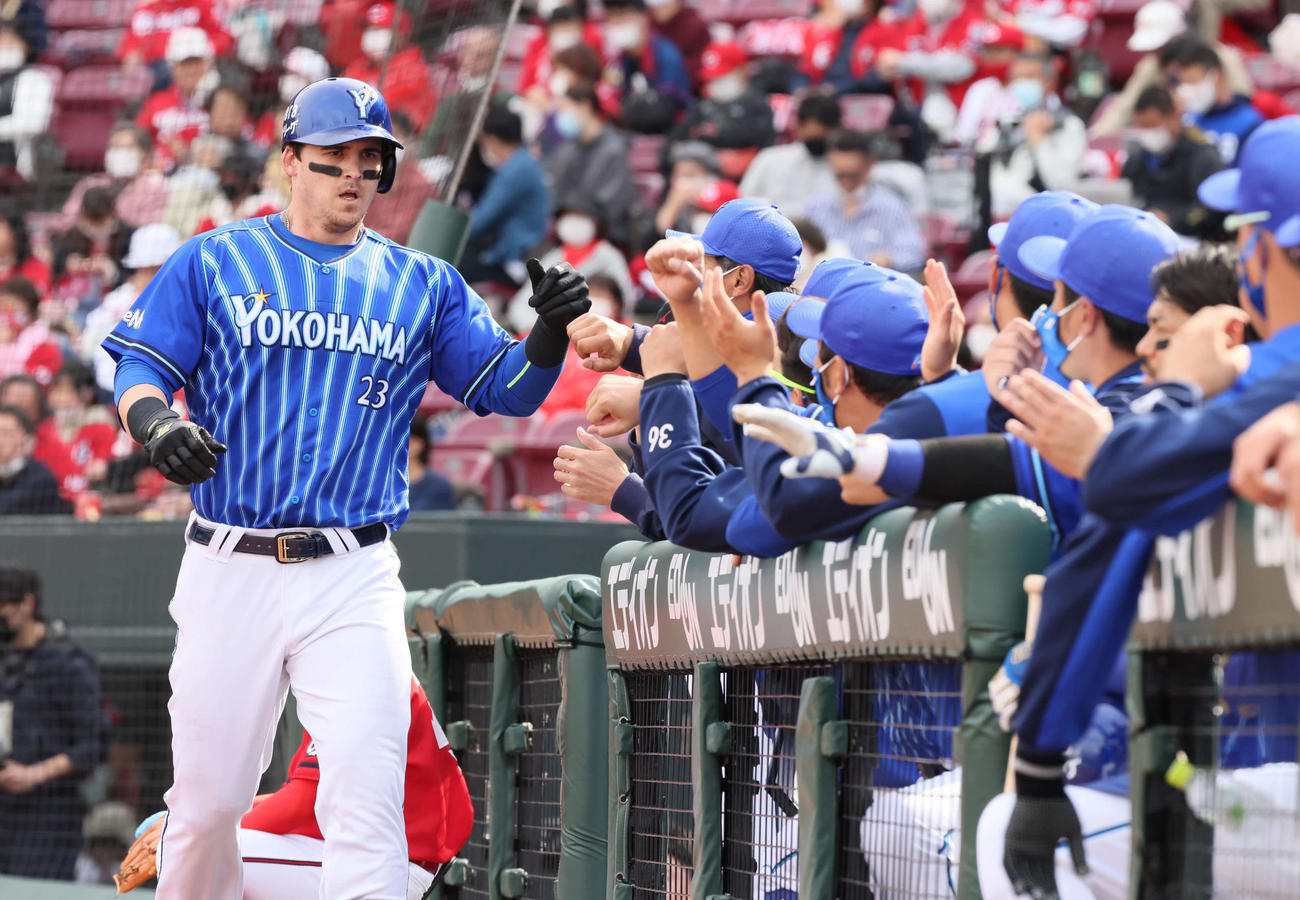 広島対DeNA 4回表DeNA無死、オースティンは勝ち越し本塁打を放つ（撮影・加藤孝規）
