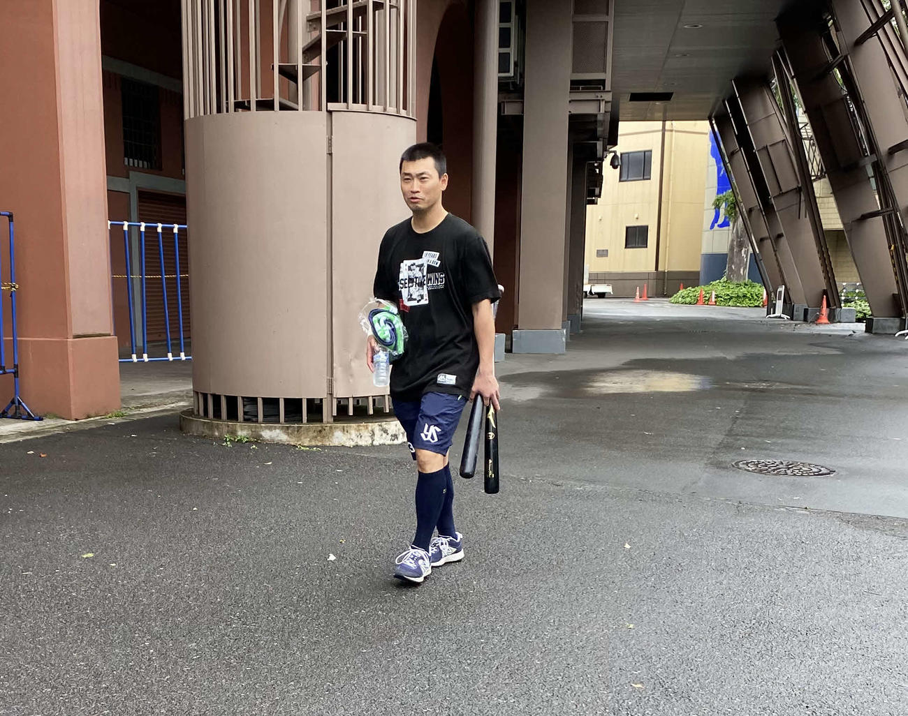 神宮外苑の室内練習場で汗を流し、引き上げるヤクルト青木