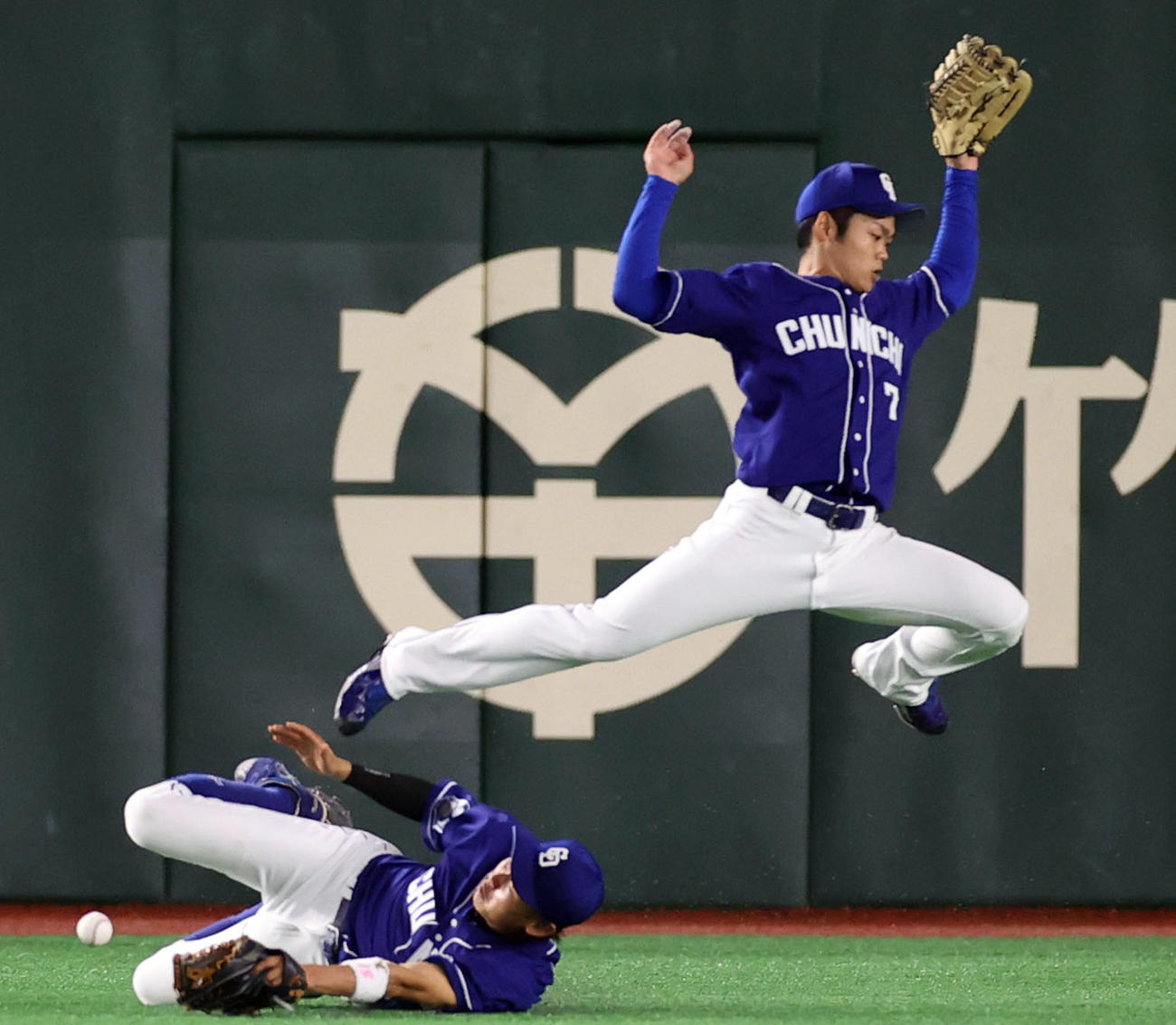 巨人対中日　7回裏巨人無死、スモークの打球で危うく交錯しそうになる滝野（左）と根尾（撮影・狩俣裕三）