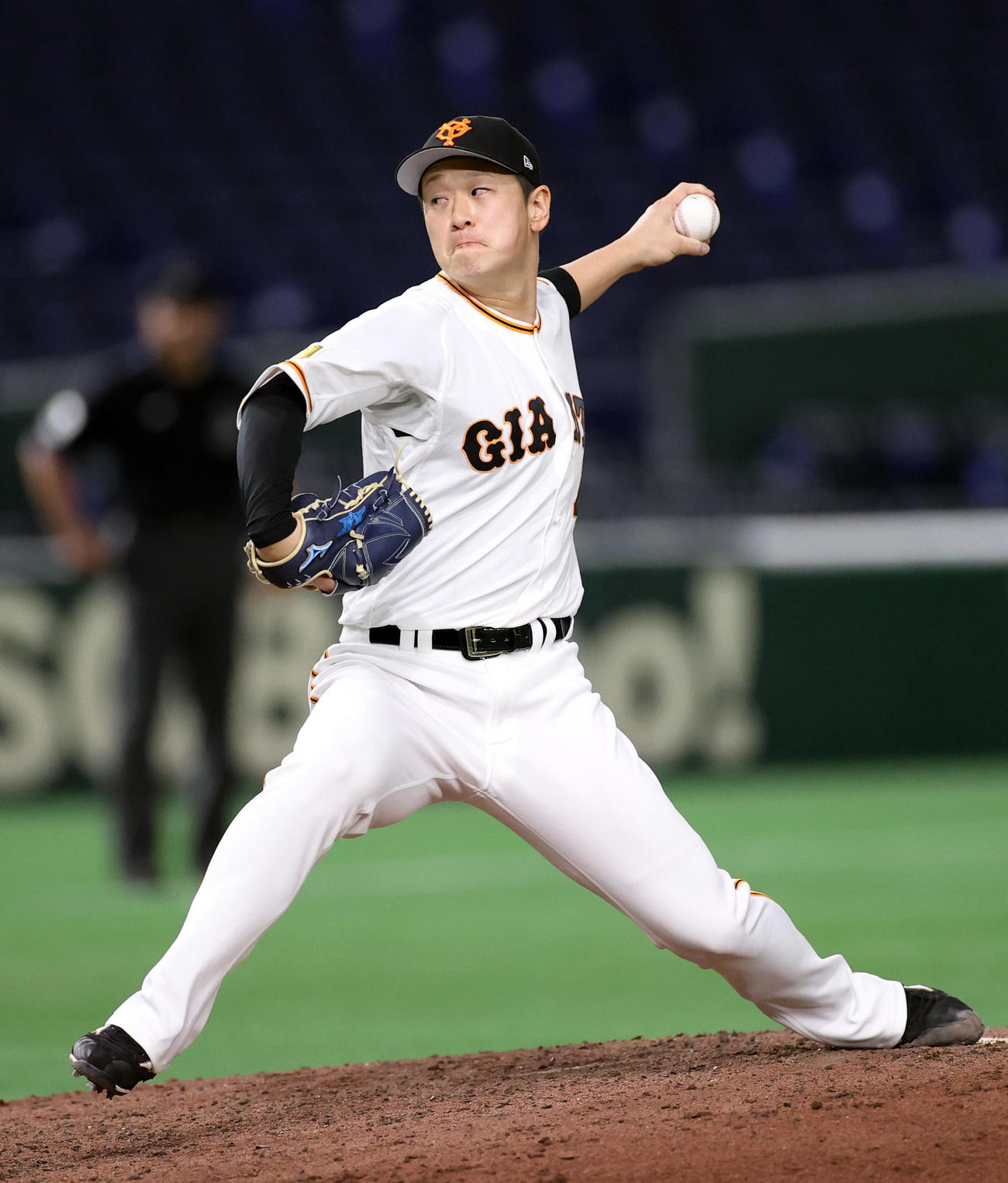 巨人対中日　9回表から登板する中川（撮影・狩俣裕三）