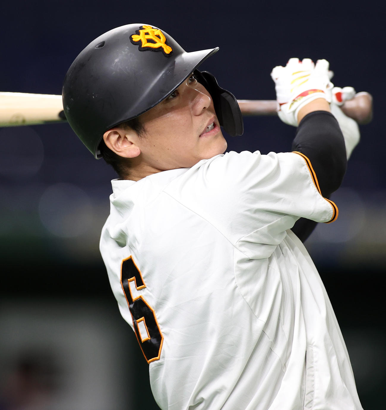 巨人対中日　ロングティーで汗を流す坂本（撮影・狩俣裕三）