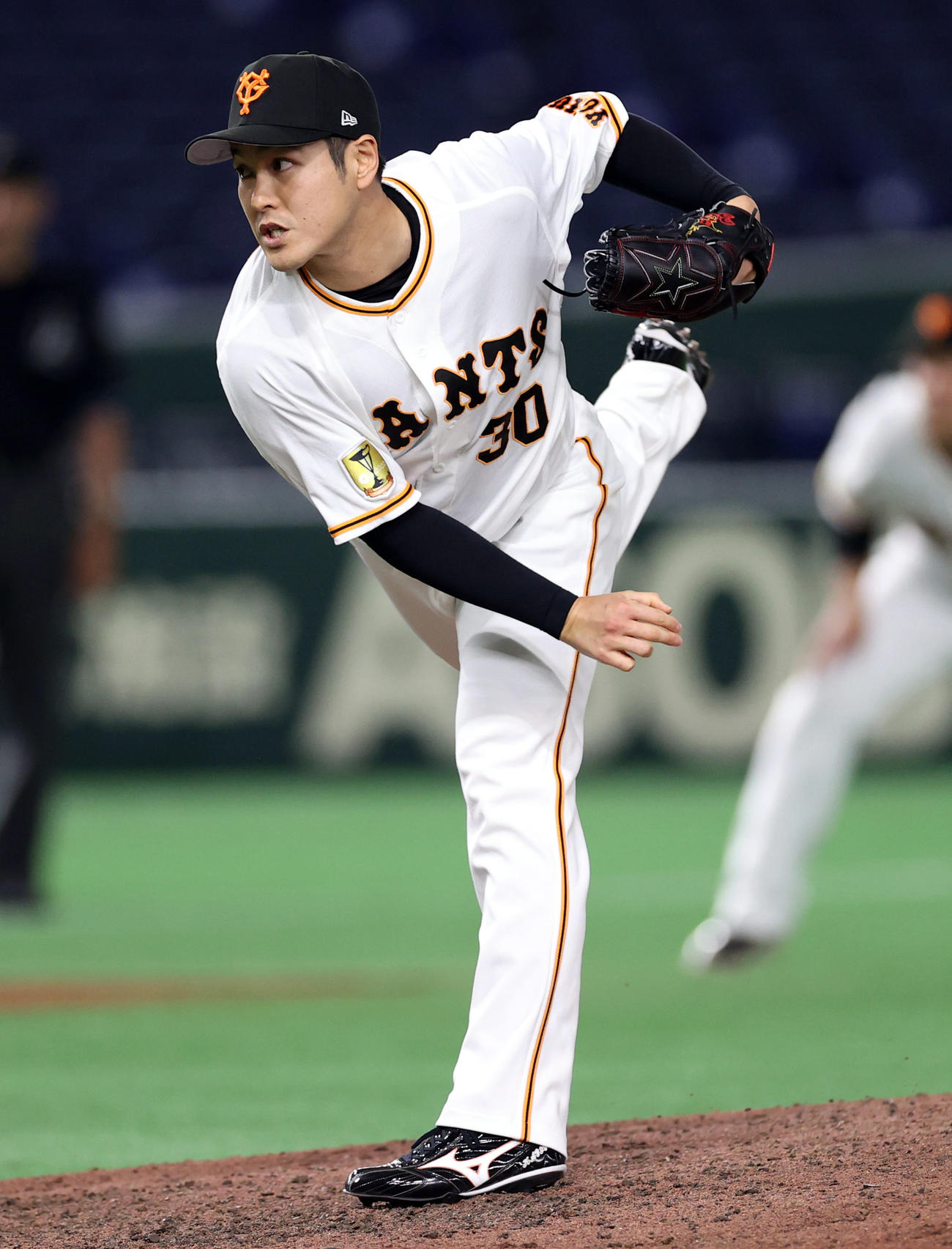 巨人対中日　8回表から登板する鍵谷（撮影・狩俣裕三）