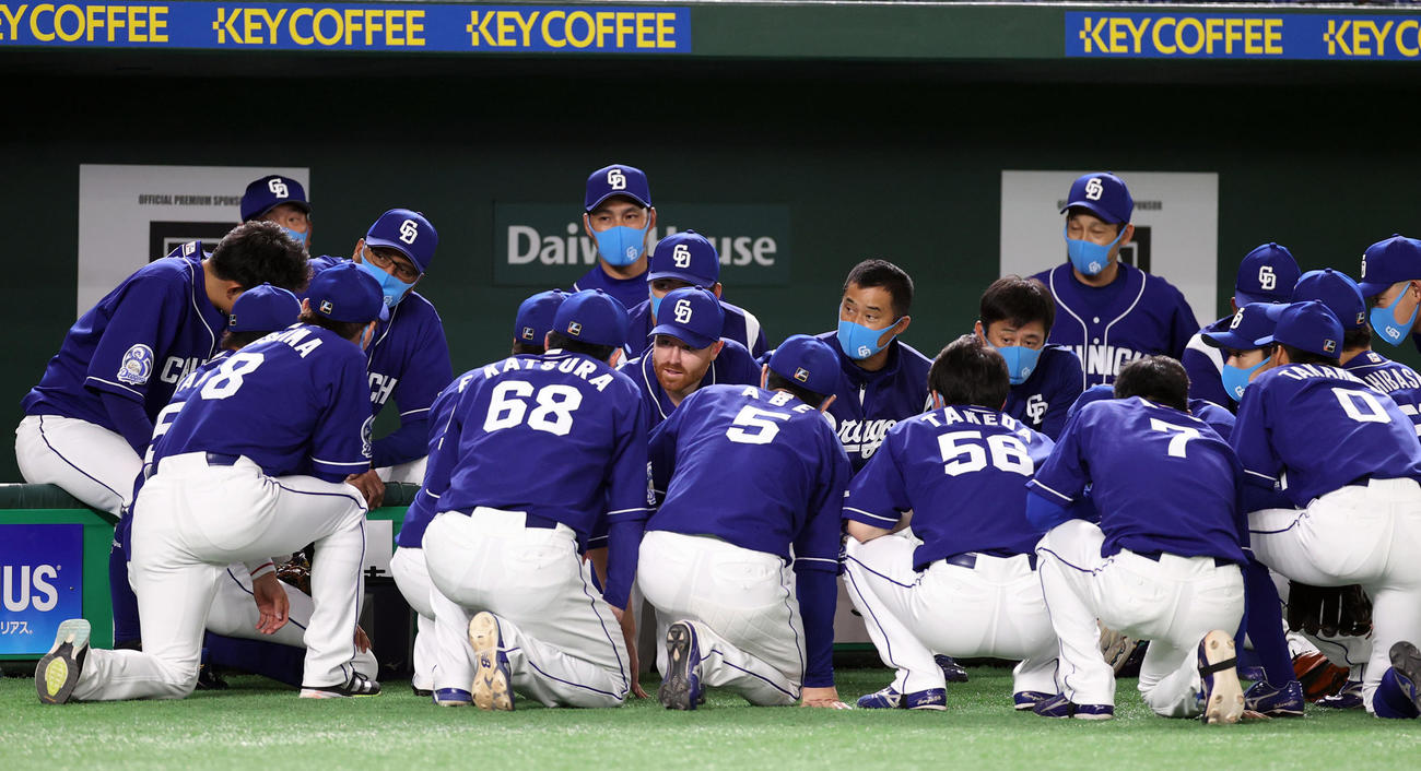 巨人対中日　試合前の円陣で声出しするガーバー（中央）（撮影・狩俣裕三）