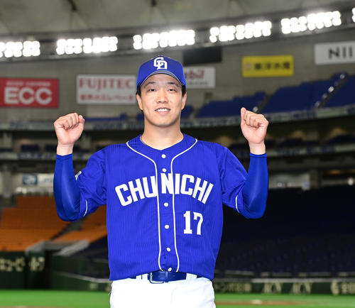 巨人対中日　今季2勝目を挙げガッツポーズする中日先発の柳（撮影・小沢裕）