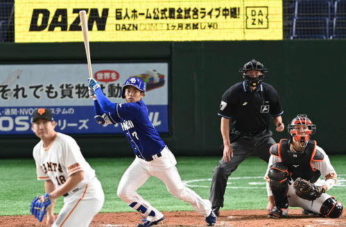 巨人対中日　4回表中日1死、根尾は左中間へ二塁打を放つ。投手菅野（撮影・山崎安昭）