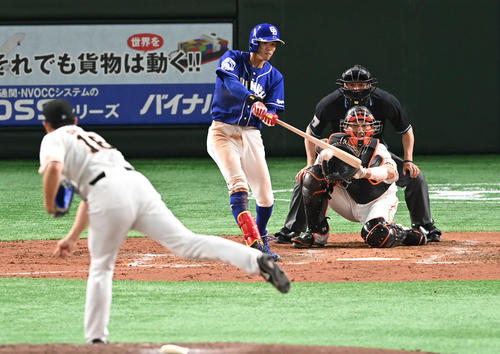 巨人対中日　4回表中日2死三塁、高松は右前適時打を放つ。投手菅野（撮影・山崎安昭）