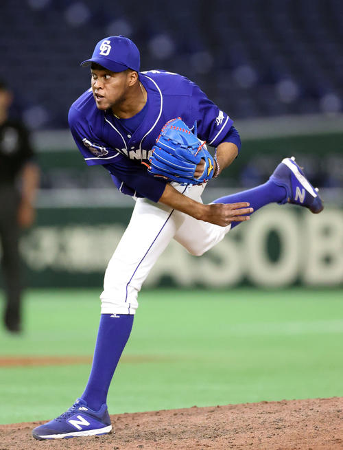 巨人対中日　9回裏から登板するR・マルティネス（撮影・狩俣裕三）