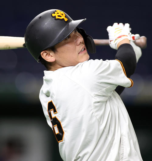 巨人対中日　ロングティーで汗を流す坂本（撮影・狩俣裕三）