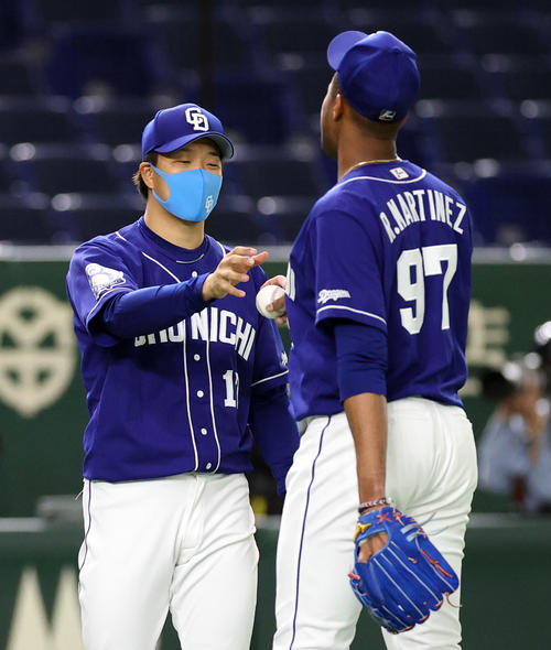 巨人対中日　試合後、R・マルティネス（右）からウイニングボールを受け取る柳（撮影・狩俣裕三）