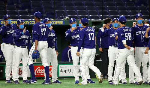 巨人対中日　試合後、柳（中央右）ら選手を迎える与田監督（撮影・狩俣裕三）