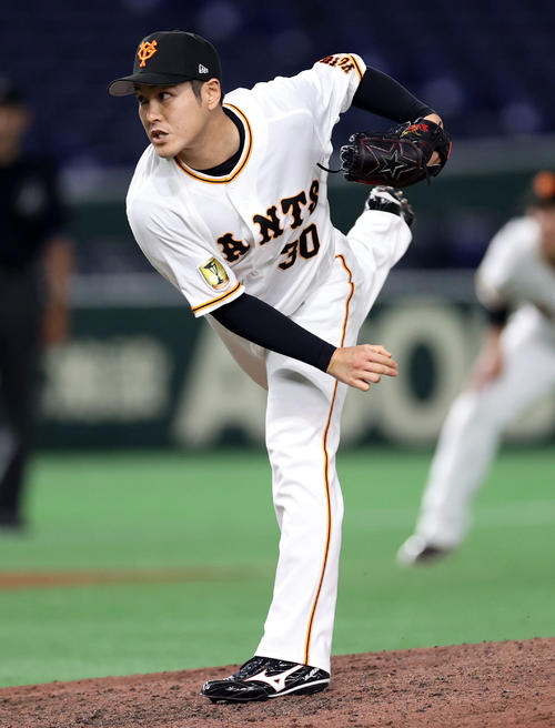 巨人対中日　8回表から登板する鍵谷（撮影・狩俣裕三）