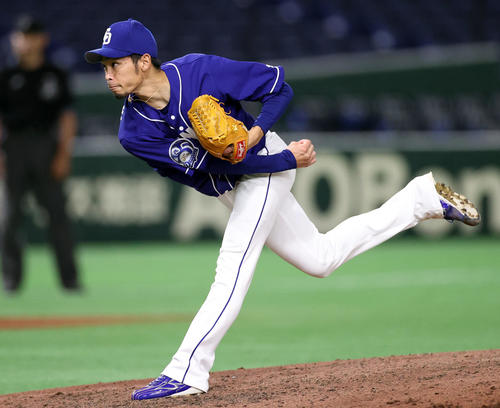 巨人対中日　8回裏から登板する又吉（撮影・狩俣裕三）