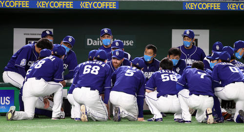 巨人対中日　試合前の円陣で声出しするガーバー（中央）（撮影・狩俣裕三）
