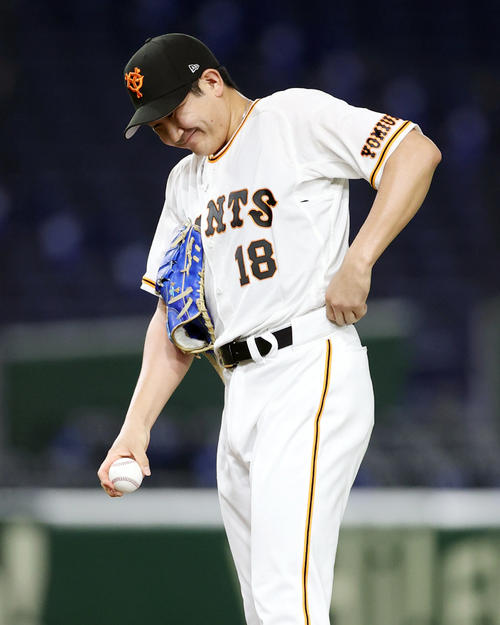 巨人対中日　4回表中日2死三塁、高松に適時打を打たれ、マウンドで苦笑いする菅野（撮影・狩俣裕三）