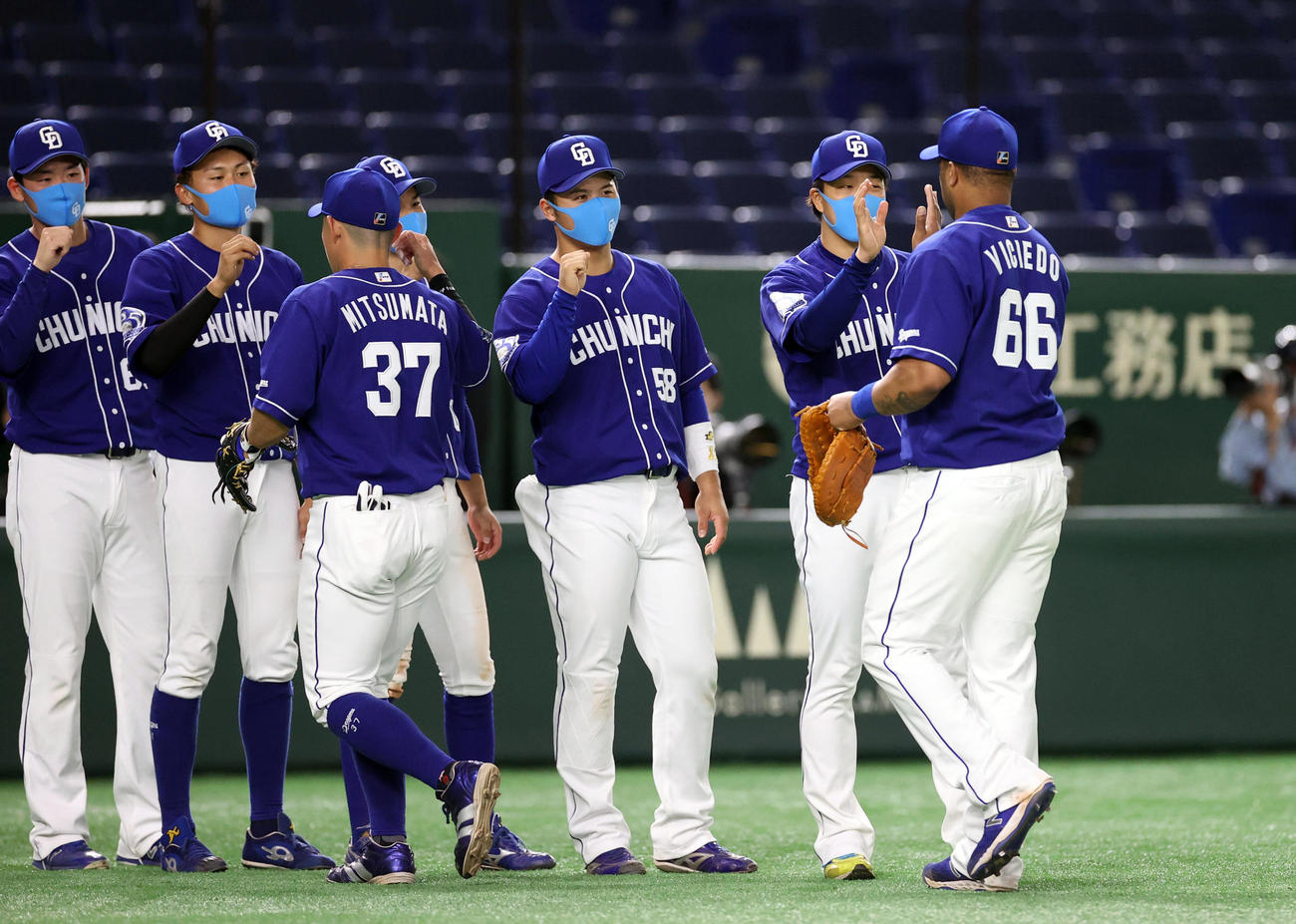 巨人対中日　試合後、ビシエド（右端）を迎える柳（右から2人目）ら中日の選手（撮影・狩俣裕三）