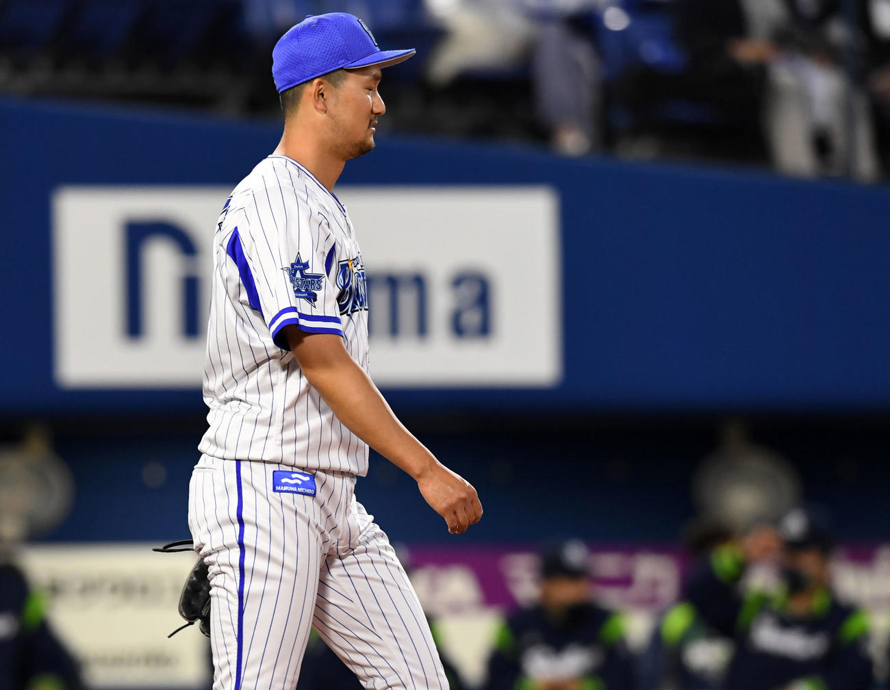 DeNA対ヤクルト　3回表ヤクルト2死一、三塁、山田に中越え2点適時二塁打を浴び肩を落とす三上（撮影・横山健太）