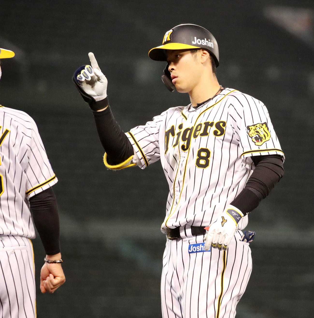 阪神対広島　5回裏阪神無死一、二塁、佐藤輝は右前適時打を放ちZポーズを決める（撮影・加藤哉）