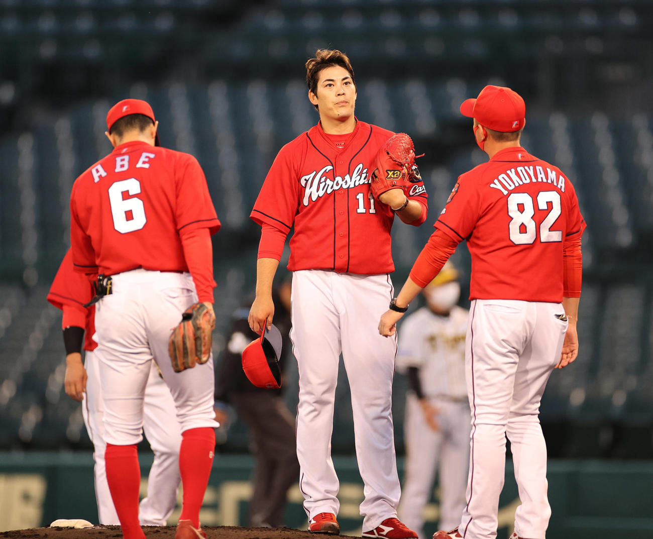 阪神対広島　2回裏阪神2死満塁、失点後もさらにピンチを招いた九里（撮影・清水貴仁）