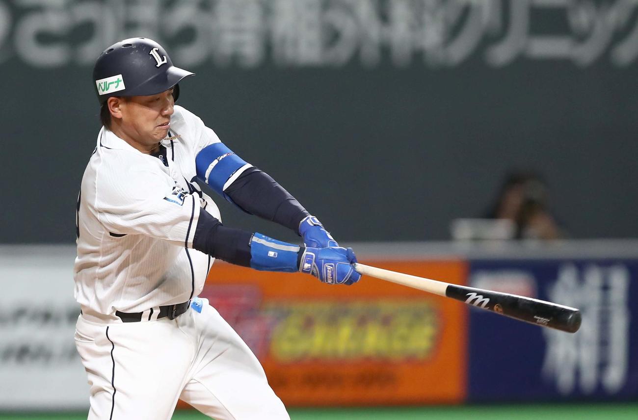 日本ハム対西武　4回表西武2死二塁、中前適時打を放つ愛斗（撮影・黒川智章）