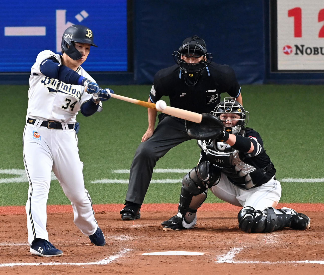 オリックス対ソフトバンク　8回裏オリックス無死、吉田正は右越え本塁打を放つ（撮影・前岡正明）