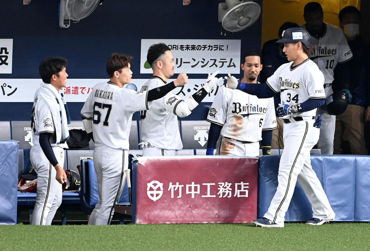 オリックス対ソフトバンク　8回裏オリックス無死、吉田正は右越え本塁打を放ちナインの祝福を受ける（撮影・前岡正明）