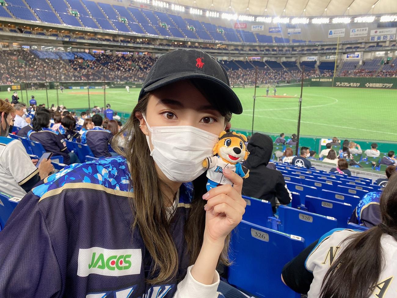 日本ハムを応援する藤江れいな