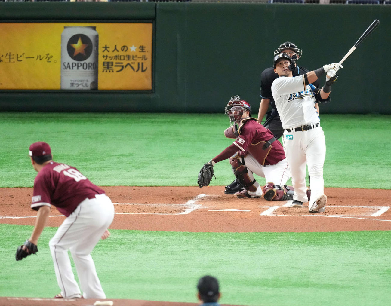 21年4月17日、日本ハム対楽天　1回裏、左中間に先制の2点本塁打を放つ中田。投手田中将