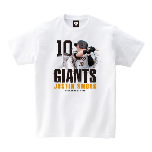 来日初打席初安打を記録した巨人スモークの記念Tシャツ（球団提供）