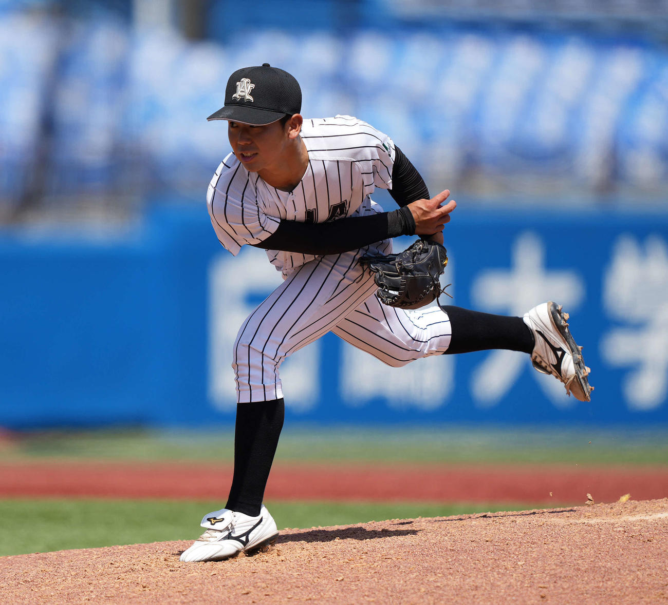 青学大対亜大　3回表から2番手で登板する亜大・市川（撮影・鈴木みどり）