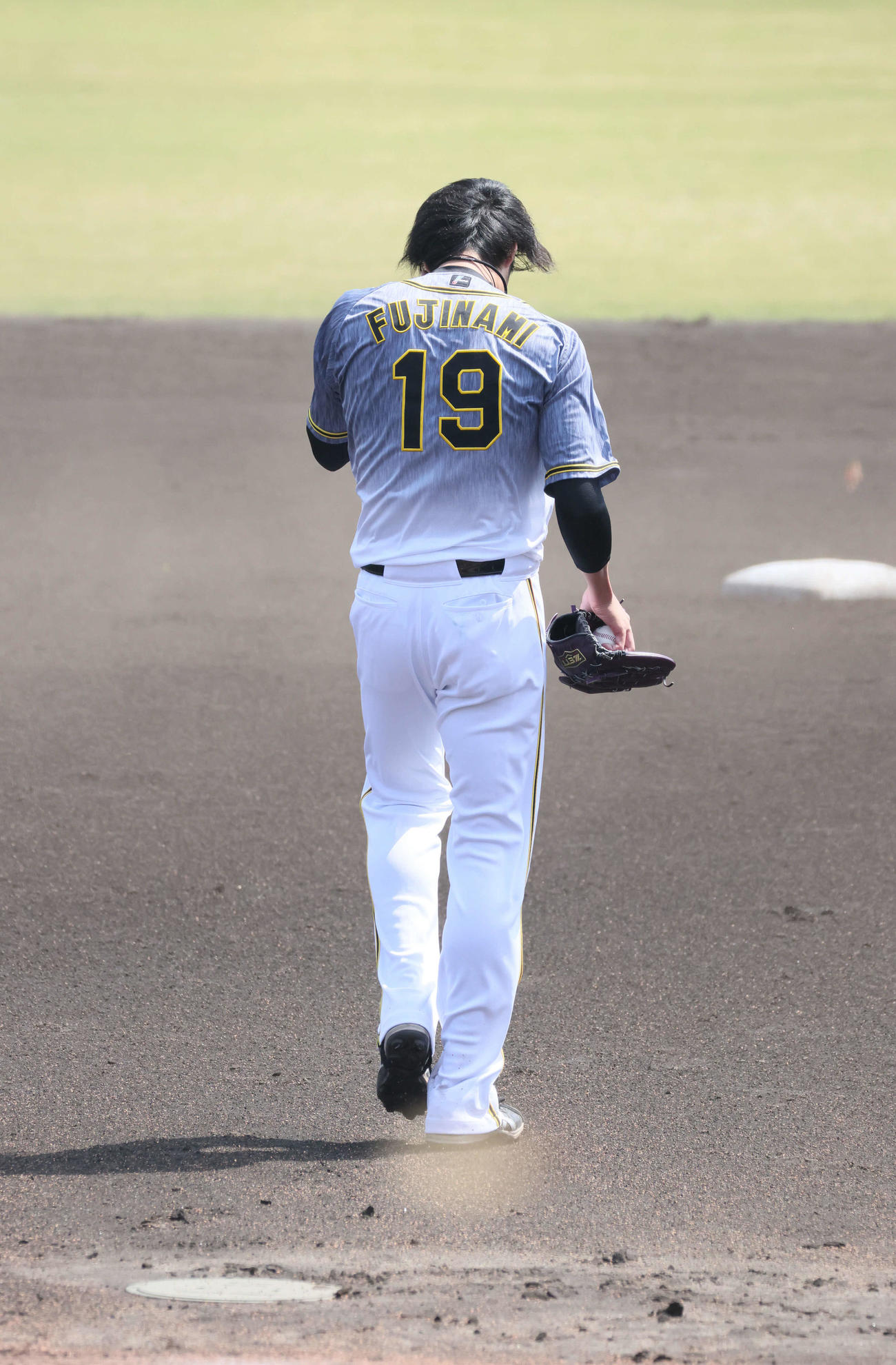 6回裏広島、砂ぼこりに苦しまされた阪神2番手の藤浪（撮影・加藤孝規）