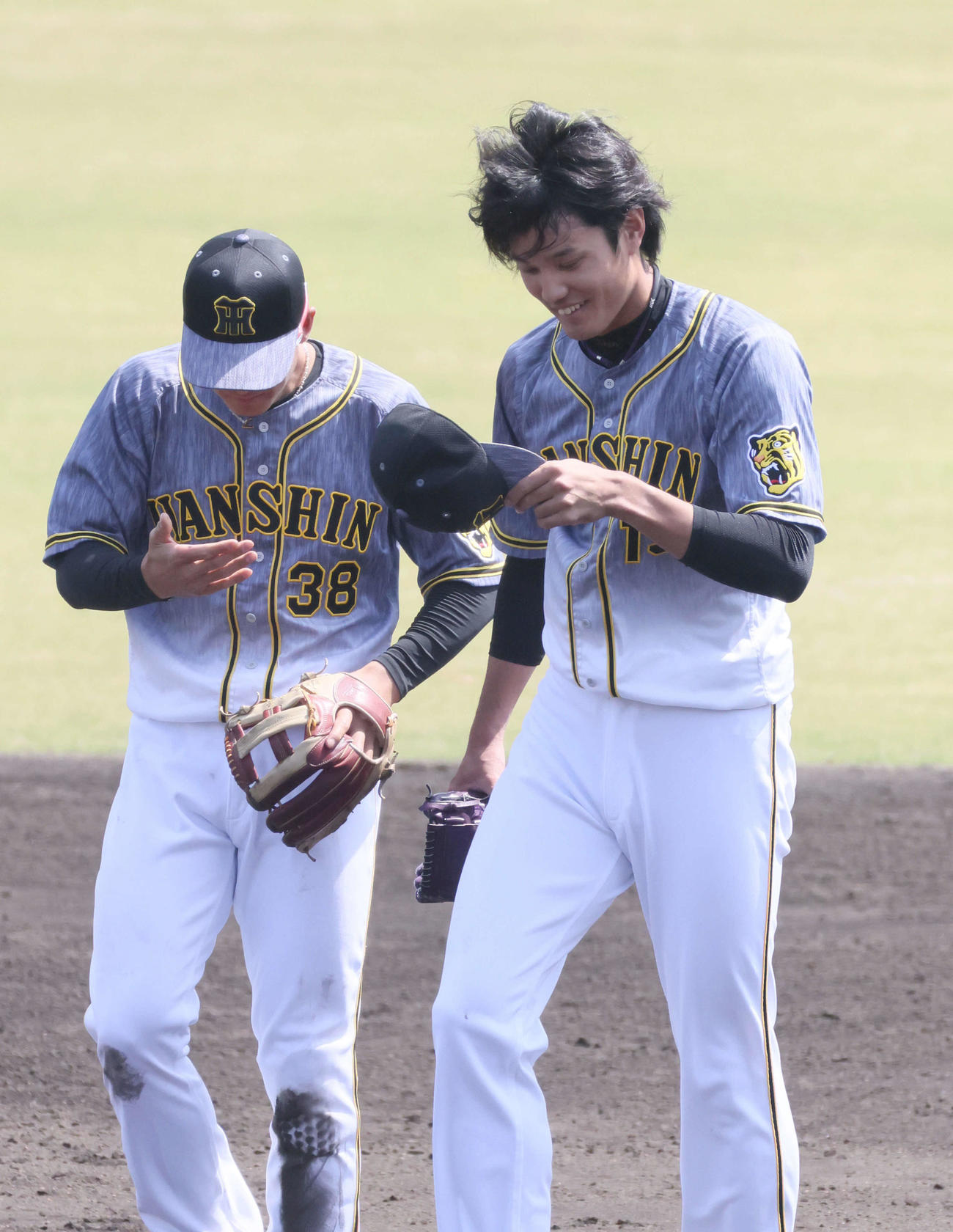 6回裏広島、砂ぼこりに苦しまされた阪神2番手の藤浪（撮影・加藤孝規）
