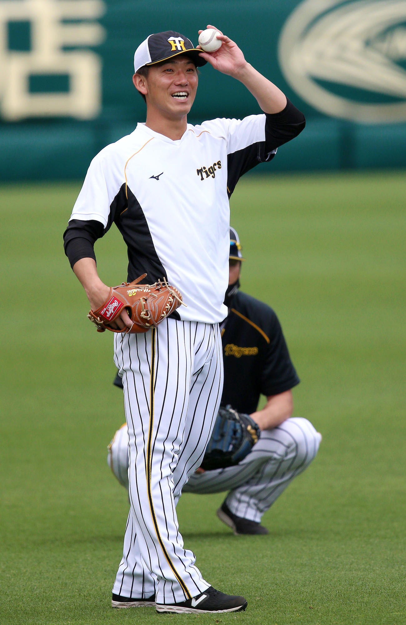 阪神対広島　試合前の練習で笑顔でキャッチボールする伊藤将（撮影・上山淳一）