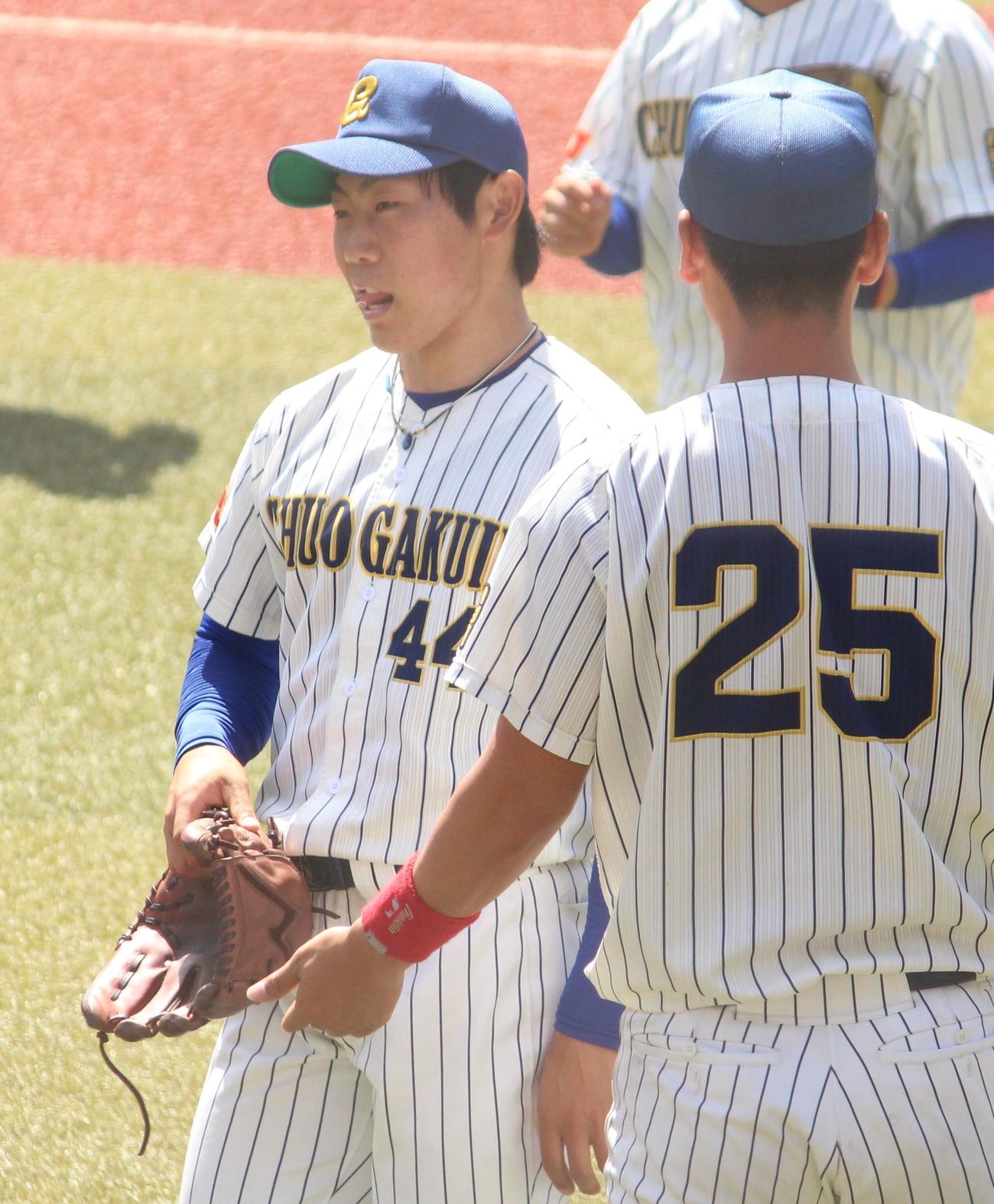 中央学院大対城西国際大　3回裏城西国際大に1点を返され、渋い表情でベンチに戻る中央学院大・山崎（撮影・保坂恭子）