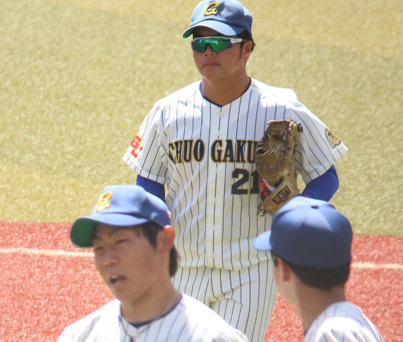 中央学院大対城西学院大　一塁の守備からベンチに戻る中央学院大・度会（撮影・保坂恭子）