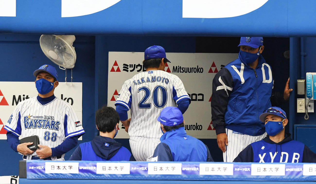 DeNA対ヤクルト　2回表ヤクルト無死、村上宗隆の打球が直撃し降板する坂本（撮影・横山健太）