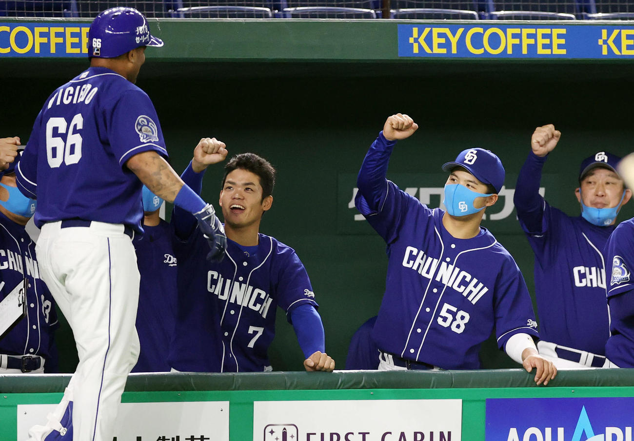 巨人対中日　2回表中日無死、先制ソロ本塁打を放ったビシエド（手前）を迎える根尾（左）ら中日の選手たち（撮影・狩俣裕三）