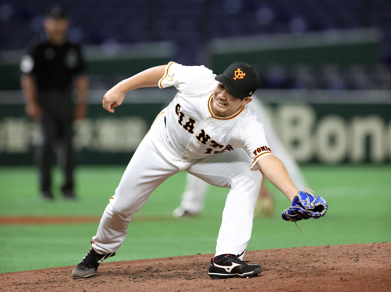 巨人対中日　4回表中日1死二塁、柳の二ゴロの打球に反応する菅野（撮影・狩俣裕三）