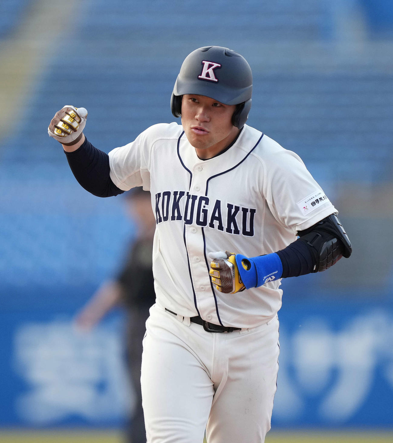 東洋大対国学院大　8回裏国学院大2死三塁、左前適時打を放ちガッツポーズする福永（撮影・鈴木みどり）