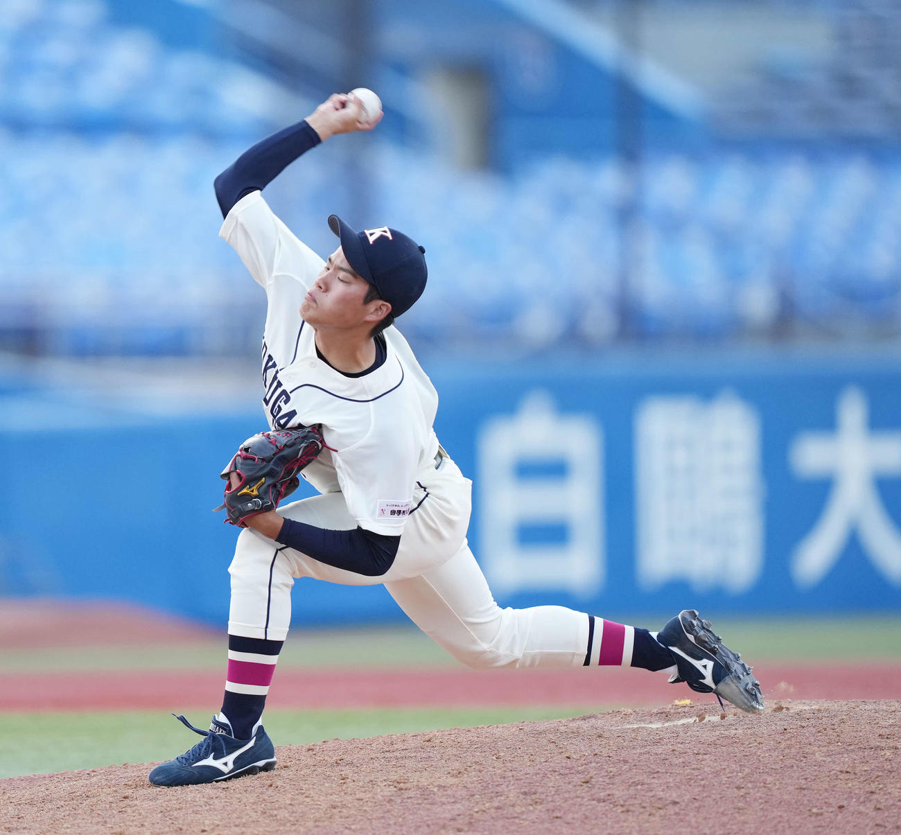 東洋大対国学院大　8回表途中から4番手で登板した国学院大・坂口（撮影・鈴木みどり）