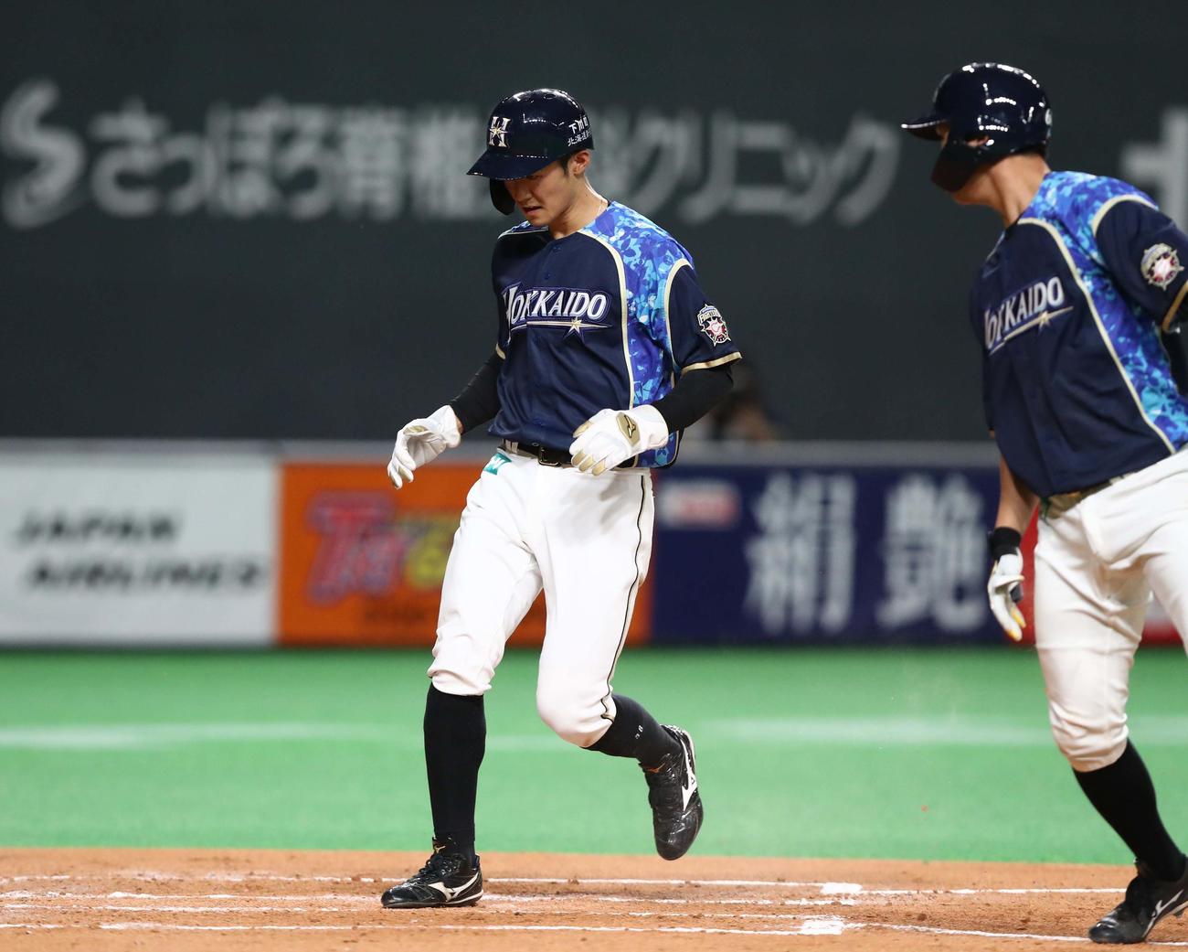 日本ハム対西武　3回裏日本ハム1死三塁、石川亮はスクイズを外され飛びつくも暴投となり走者石井が生還する（撮影・黒川智章）