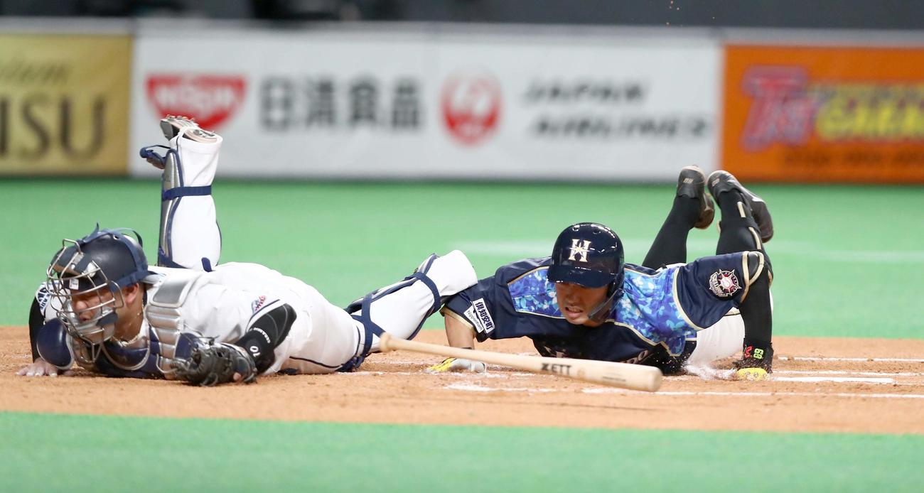 日本ハム対西武　3回裏日本ハム1死三塁、石川亮はスクイズを外され飛びつくも暴投となり走者石井が生還する。捕手森（撮影・黒川智章）