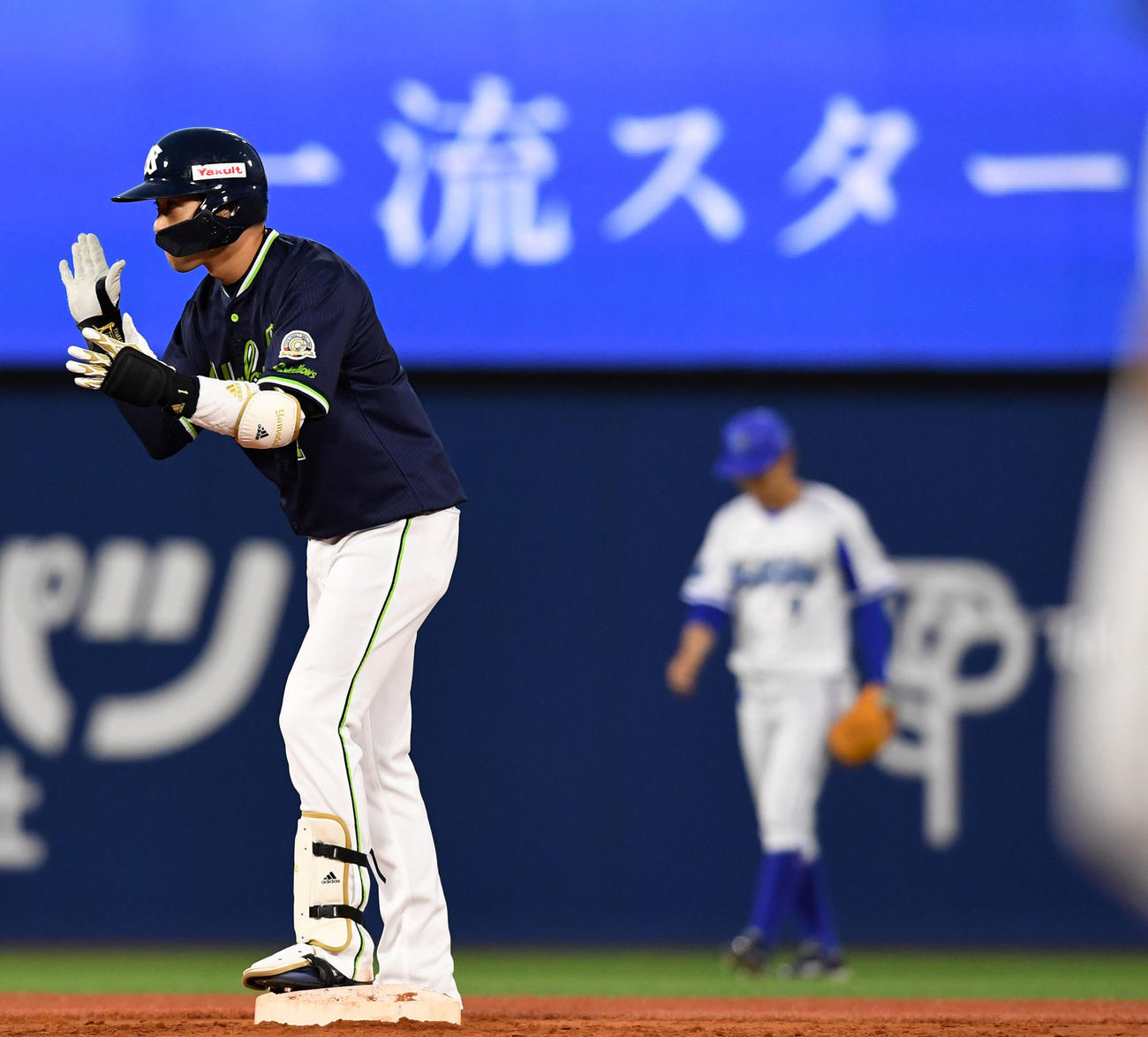 DeNA対ヤクルト　3回表ヤクルト2死一、三塁、中越え2点適時二塁打を放ち手をたたく山田（撮影・横山健太）