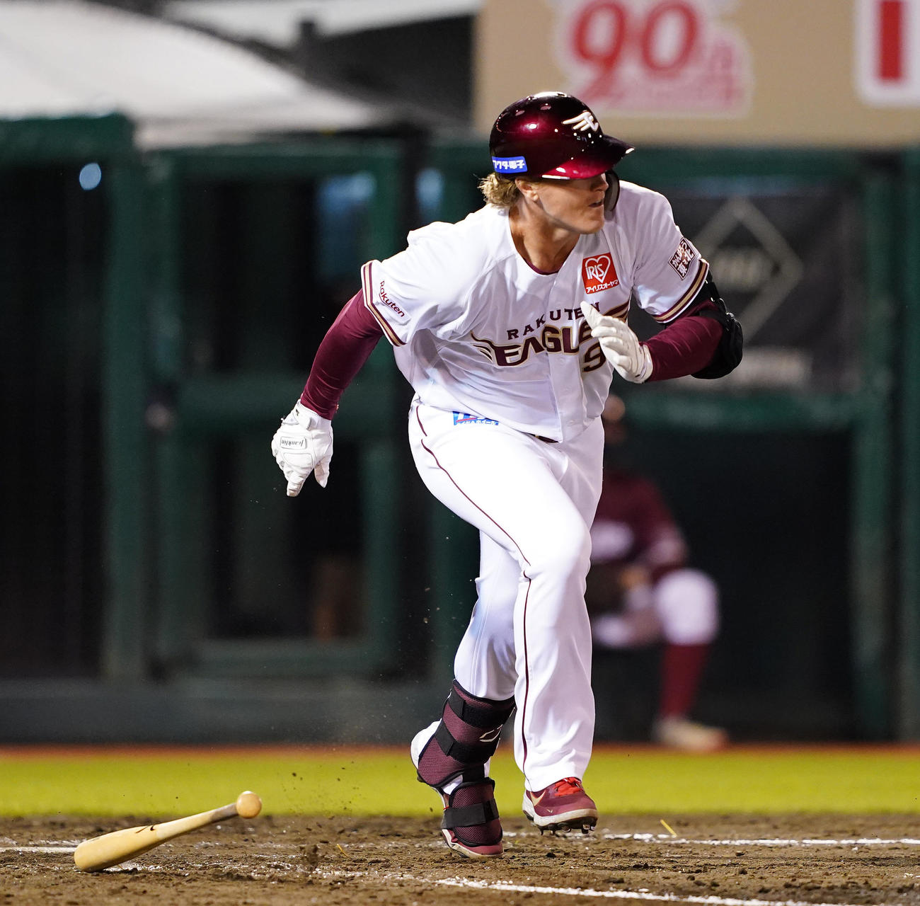 楽天対ロッテ　3回裏楽天2死一、二塁、右中間に2点適時三塁打を放つディクソン（撮影・菅敏）