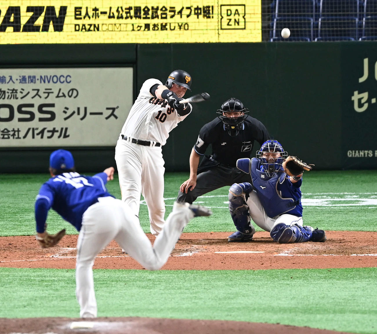 巨人対中日　7回裏巨人無死、スモークは中前打を放つ。投手柳（撮影・山崎安昭）